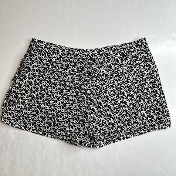 Diane Von Furstenberg Silk Shorts Womens 4 Black/White Floral Zip Front Pockets - Picture 3 of 16